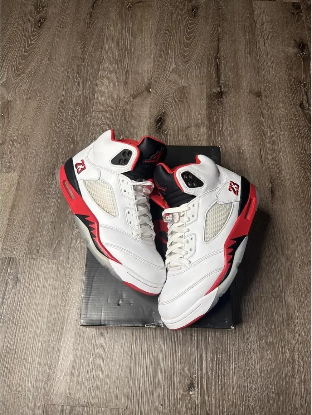 Jordan 5 Fire Red 2025 white red trainers. Size US 8.5